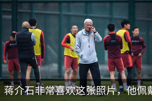 蒋介石非常喜欢这张照片，他佩戴的六枚勋章都代表着什么意义？